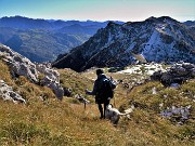 66 Scendiamo rientrando per pratoni alla Baita del Giacom con vista in Cancervo